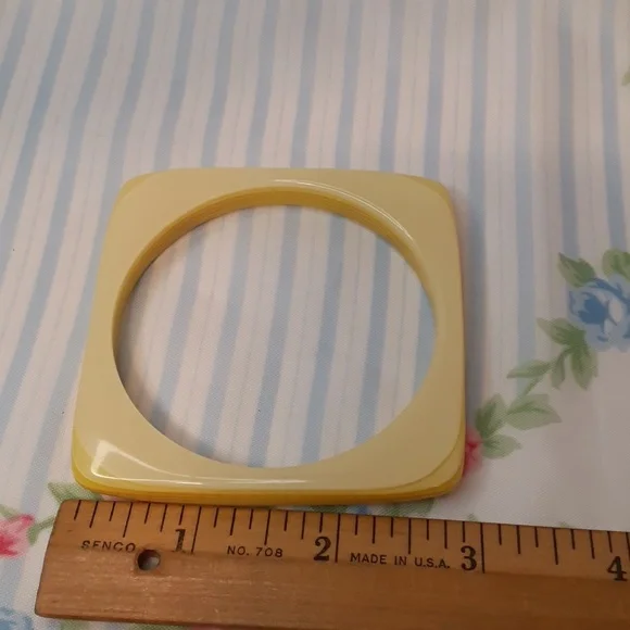 Vintage Yellow Plastic Square Bangle Bracelet - Picture 4 of 6
